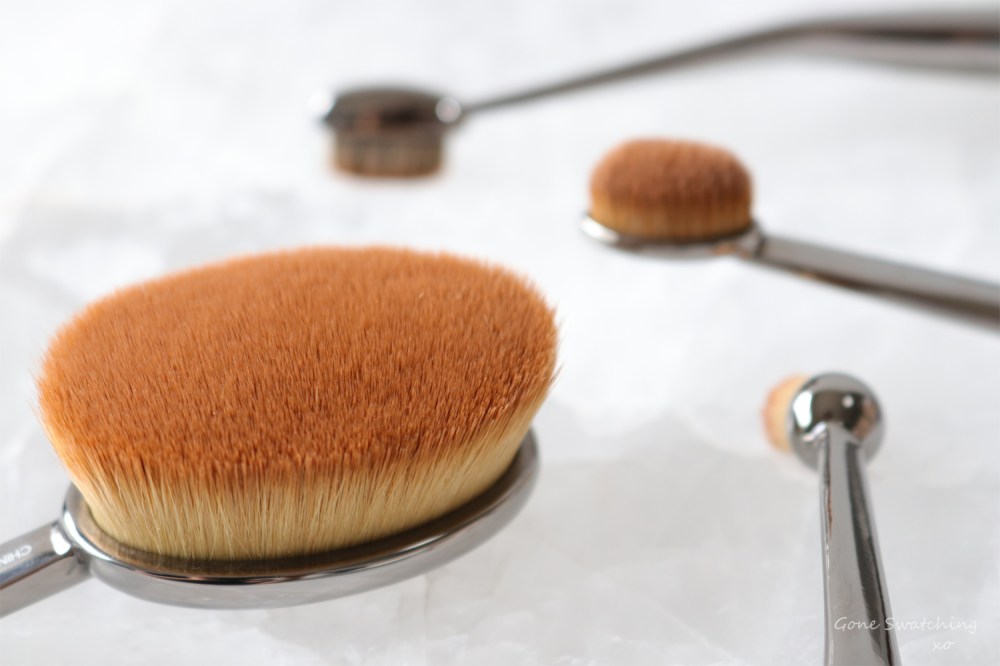 best-natural-makeup-of-2018.-vegan-makeup-brushes.-artis-oval-brush.-gone-swatching-xo