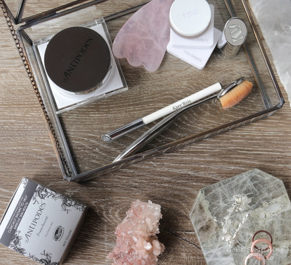 Antipodes Performance Plus Skin-Brightening Mineral Finishing Powder Review. Australian Green Beauty Blogger Gone Swatching xo