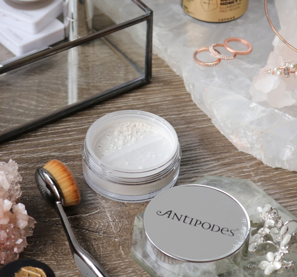 Antipodes Performance Plus Skin-Brightening Mineral Finishing Powder Review. Green Beauty Blogger Gone Swatching xo