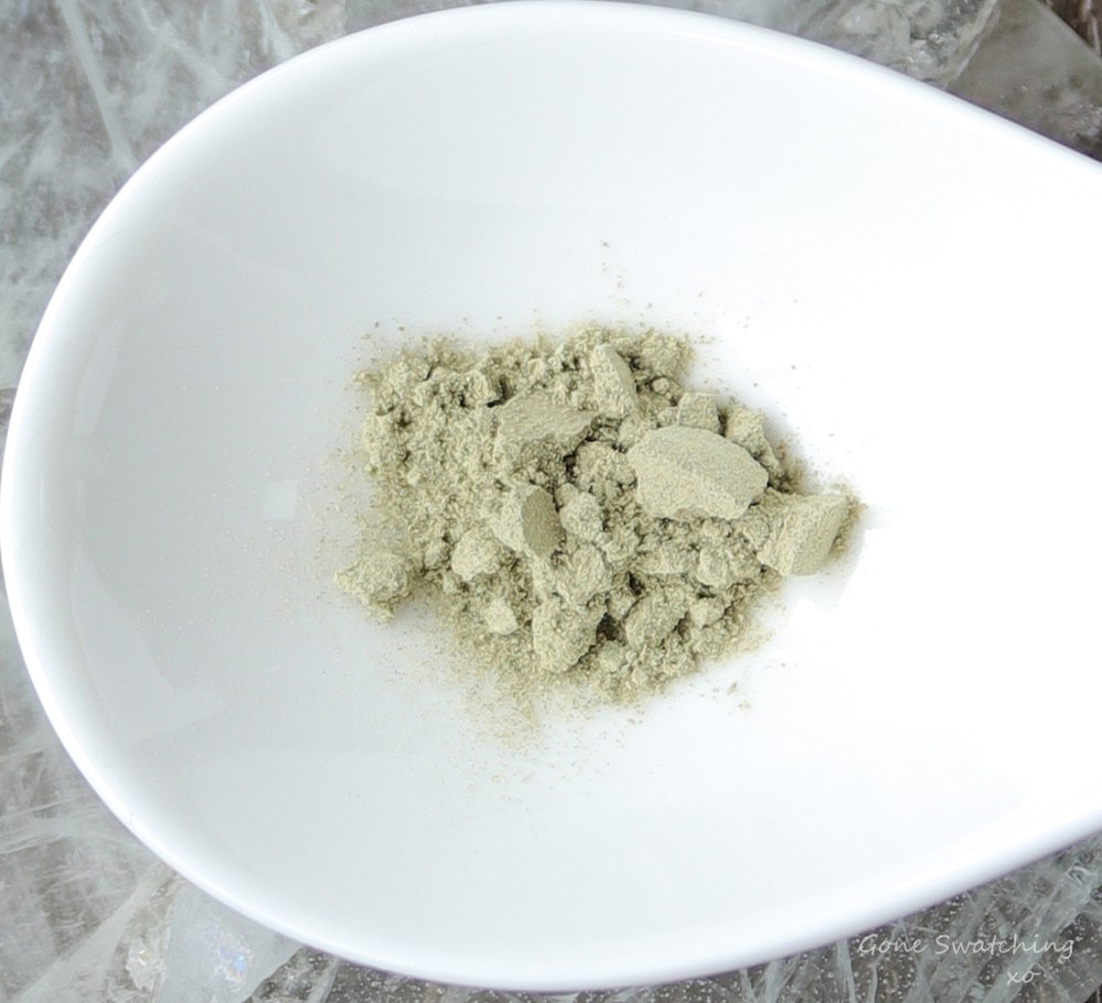 Earthwise Beauty Skincare Review.Catharsis Face Mask. For acne prone, mature skin, rosacea, psoriasis &amp; eczema. Texture shot. Gone Swatching x